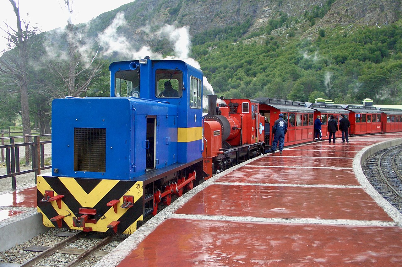 Locomotora a vapor del Tren del Fin del Mundo en la estación de Ushuaia