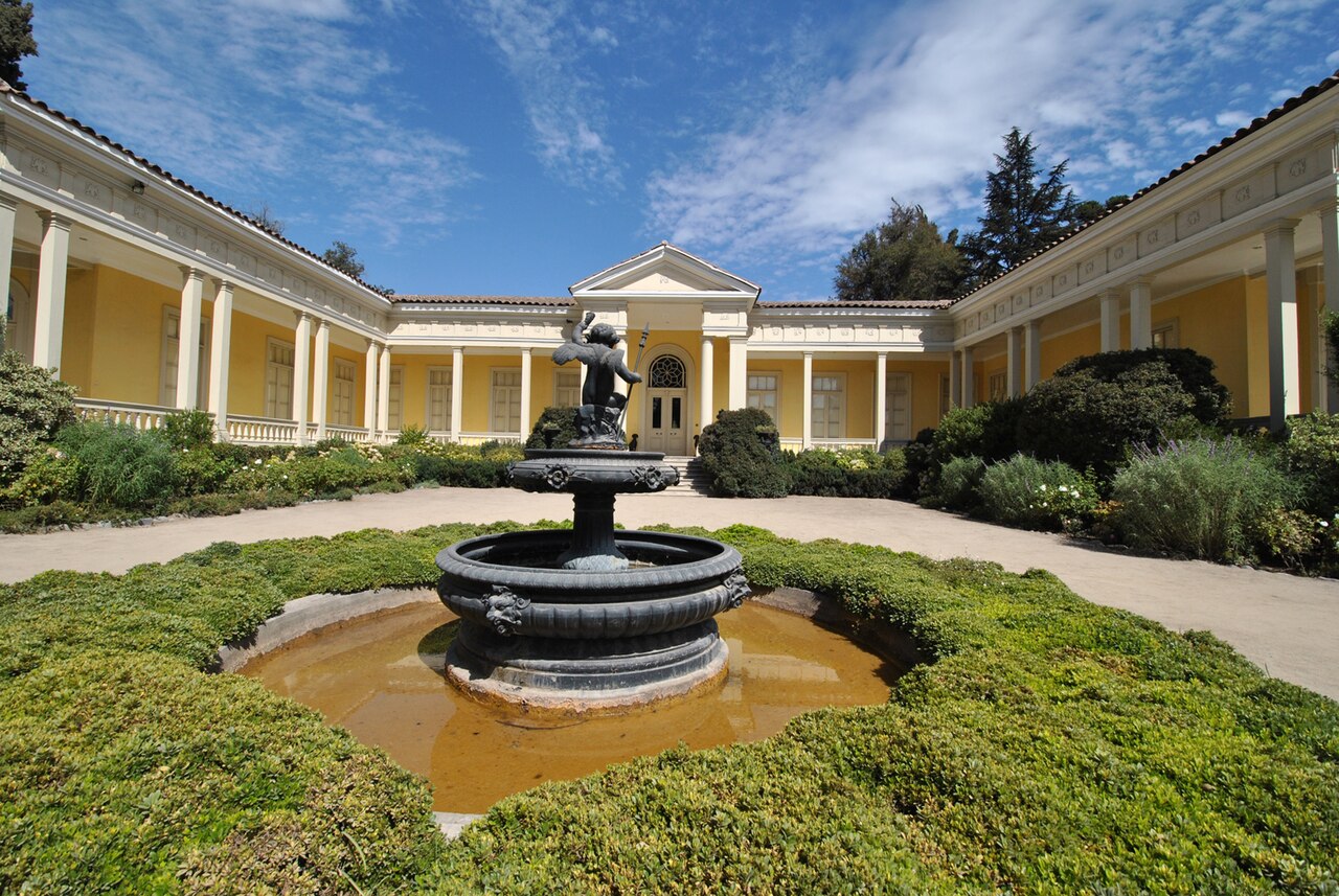 Jardines con fuente frente a la casona de Concha y Toro en Pirque