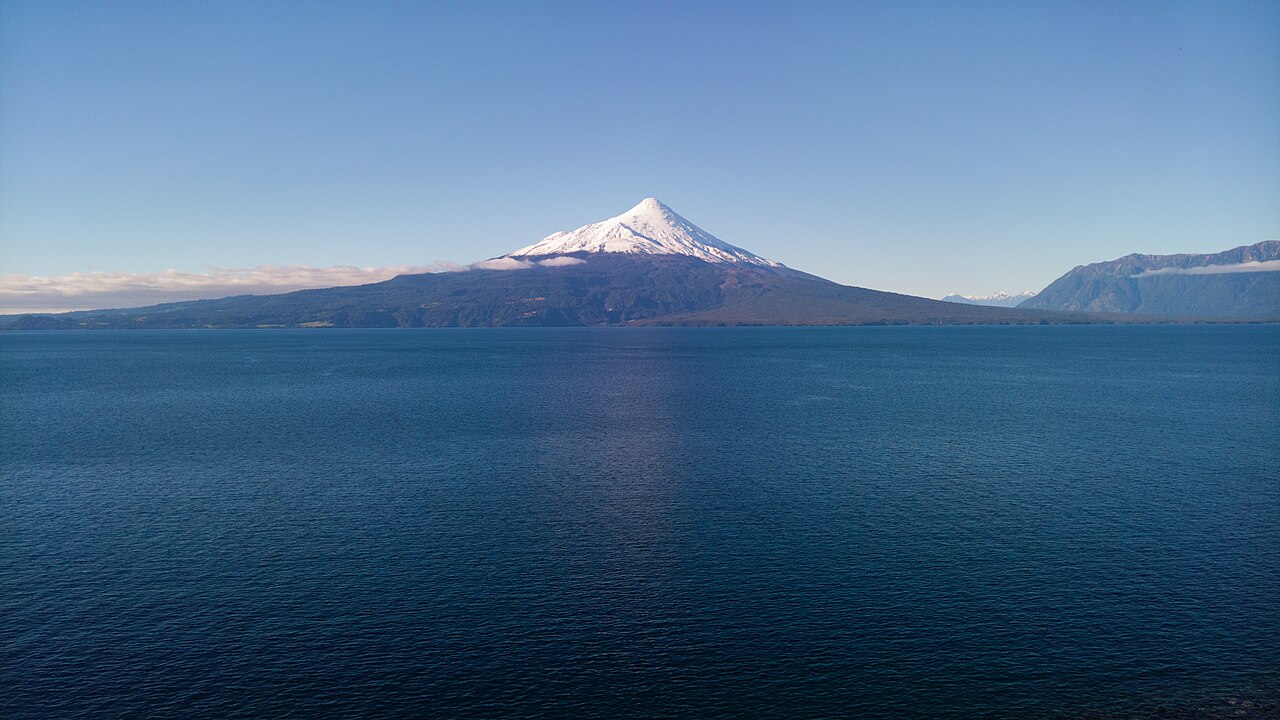 Volcán Osorno nevado sobre las aguas azules del lago Llanquihue