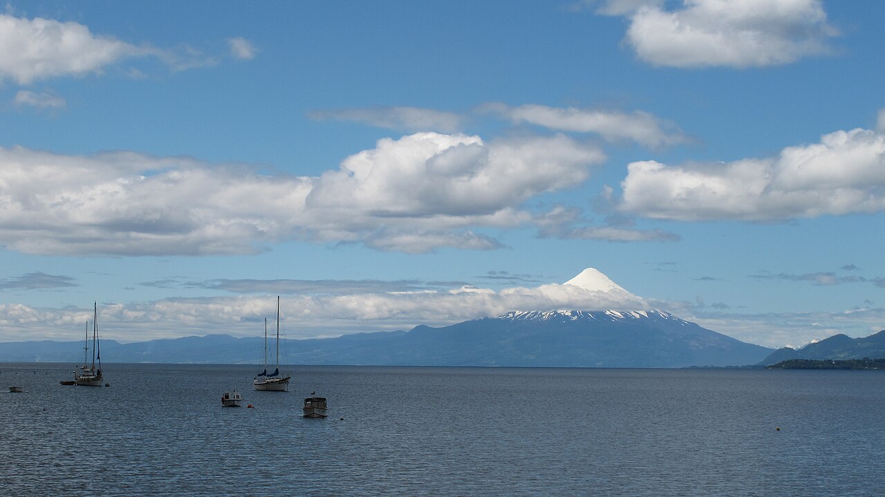 Veleros en el lago Llanquihue con el volcán Osorno al fondo
