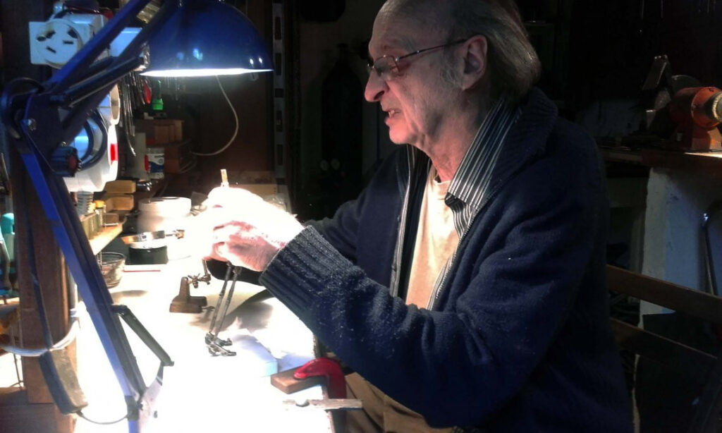 Walter Tournier en su mesa de trabajo de animación