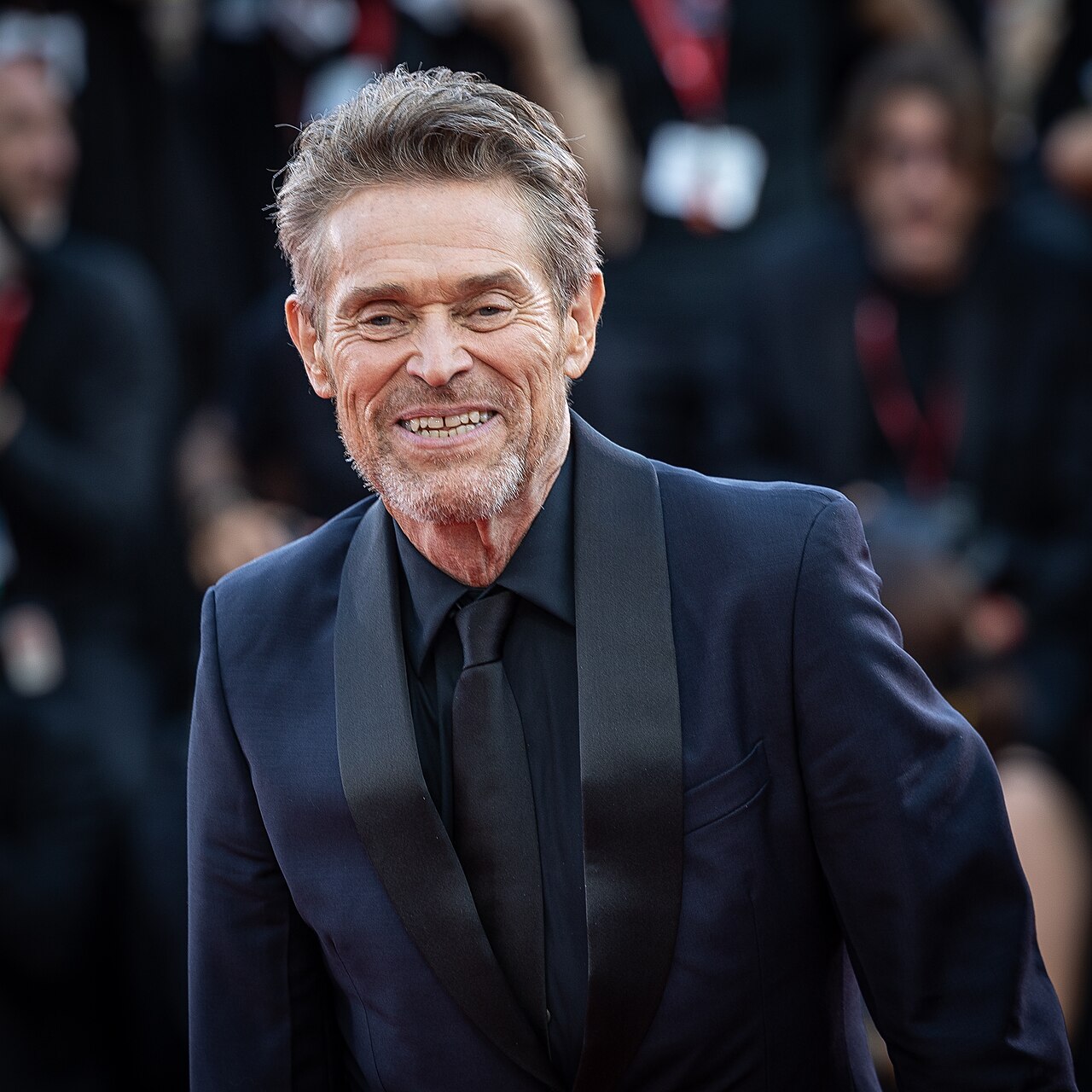 Retrato del actor Willem Dafoe sonriendo