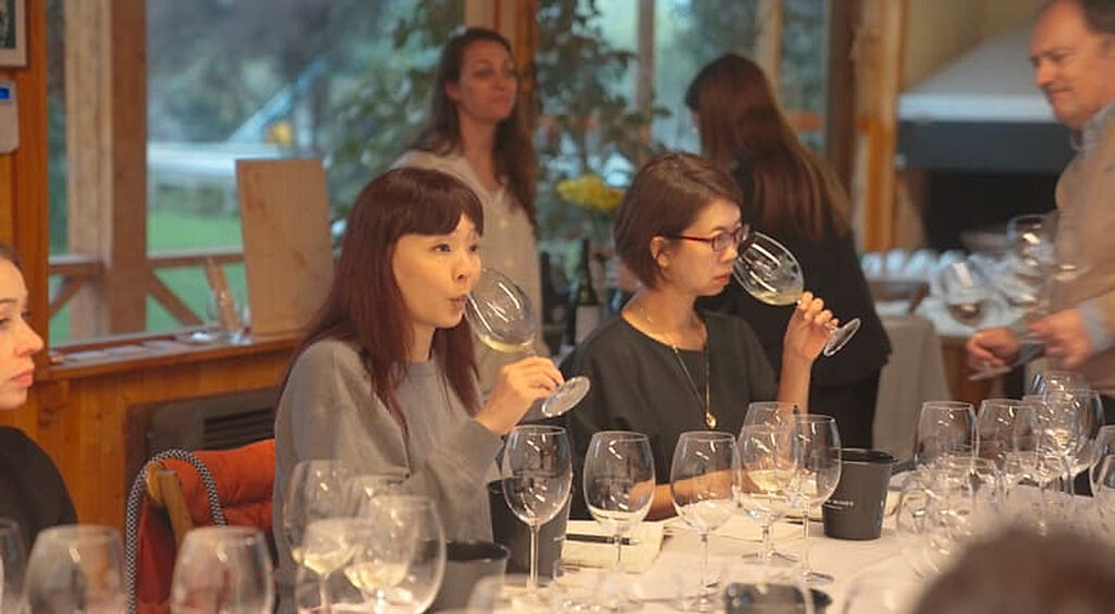 Corinne Mui, fundadora de Corvino Wine School, y Leona De Pasquale, escritora de vinos y jueza internacional, durante el WSET Educators Trip Argentina 2026