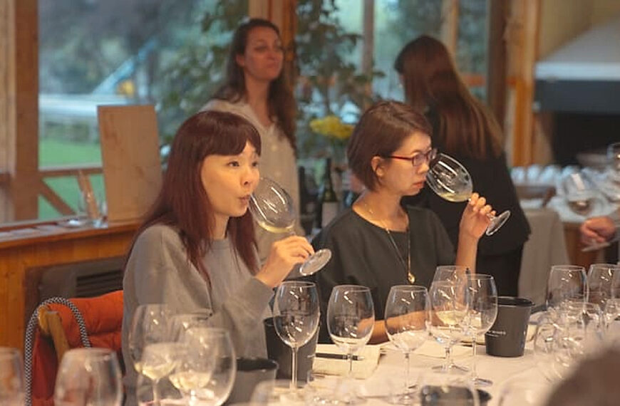 Corinne Mui, fundadora de Corvino Wine School, y Leona De Pasquale, escritora de vinos y jueza internacional, durante el WSET Educators Trip Argentina 2026